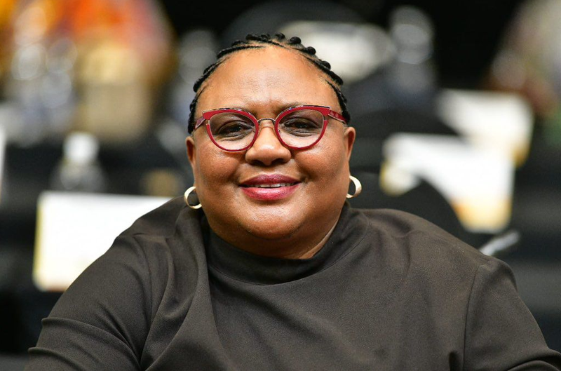 Usomlomo wephalamende usenxuse ukuthi abesifazane bangashiywa ngaphandle.