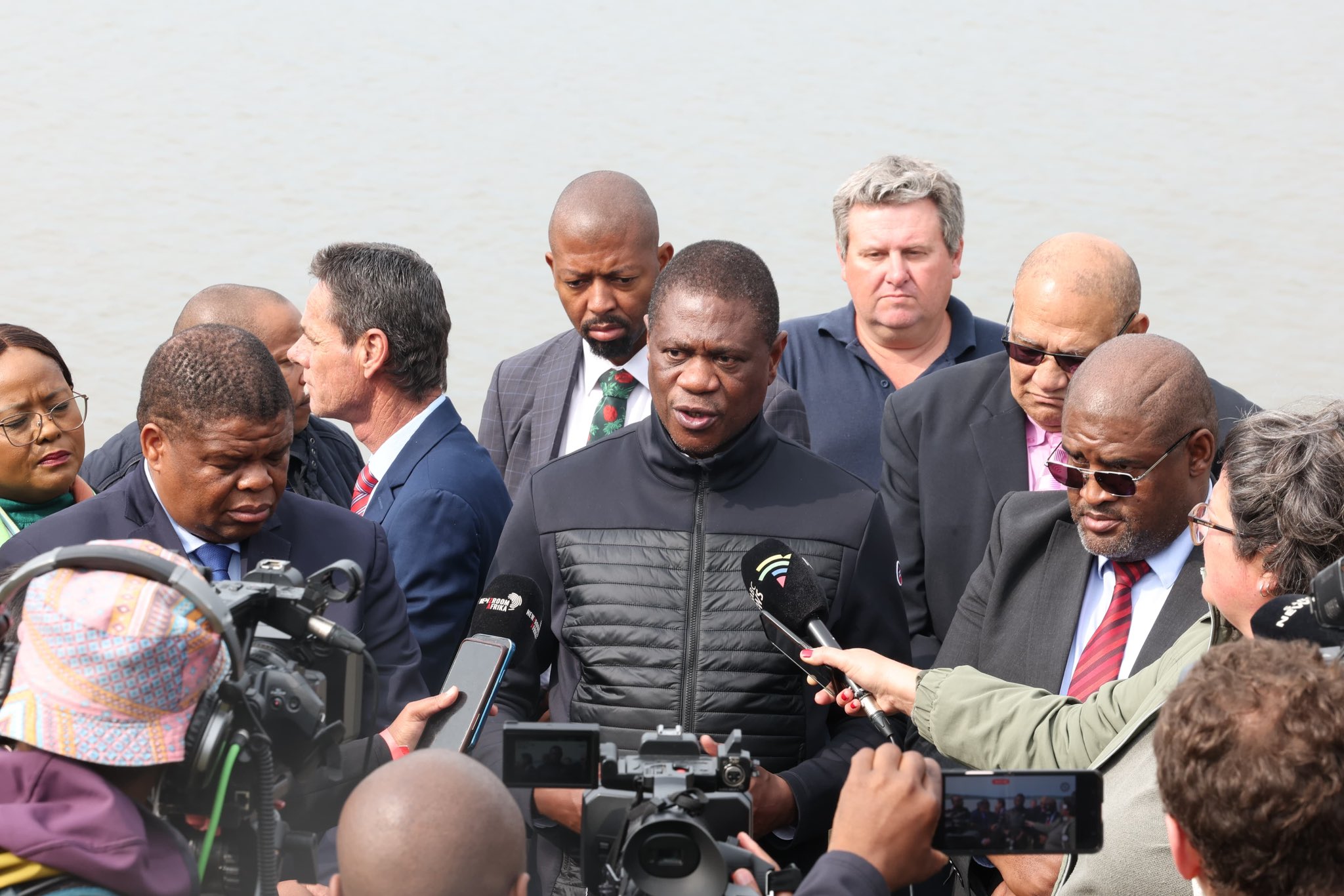 UMashatile uthi sekuseduze ubuye umhlaba kwabampisholo.
