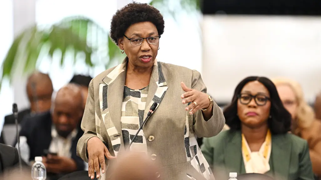 UMotshekga uthi umsadafu usukulungele ukujutshwa emiphakathini ebhekene nobugebengu.