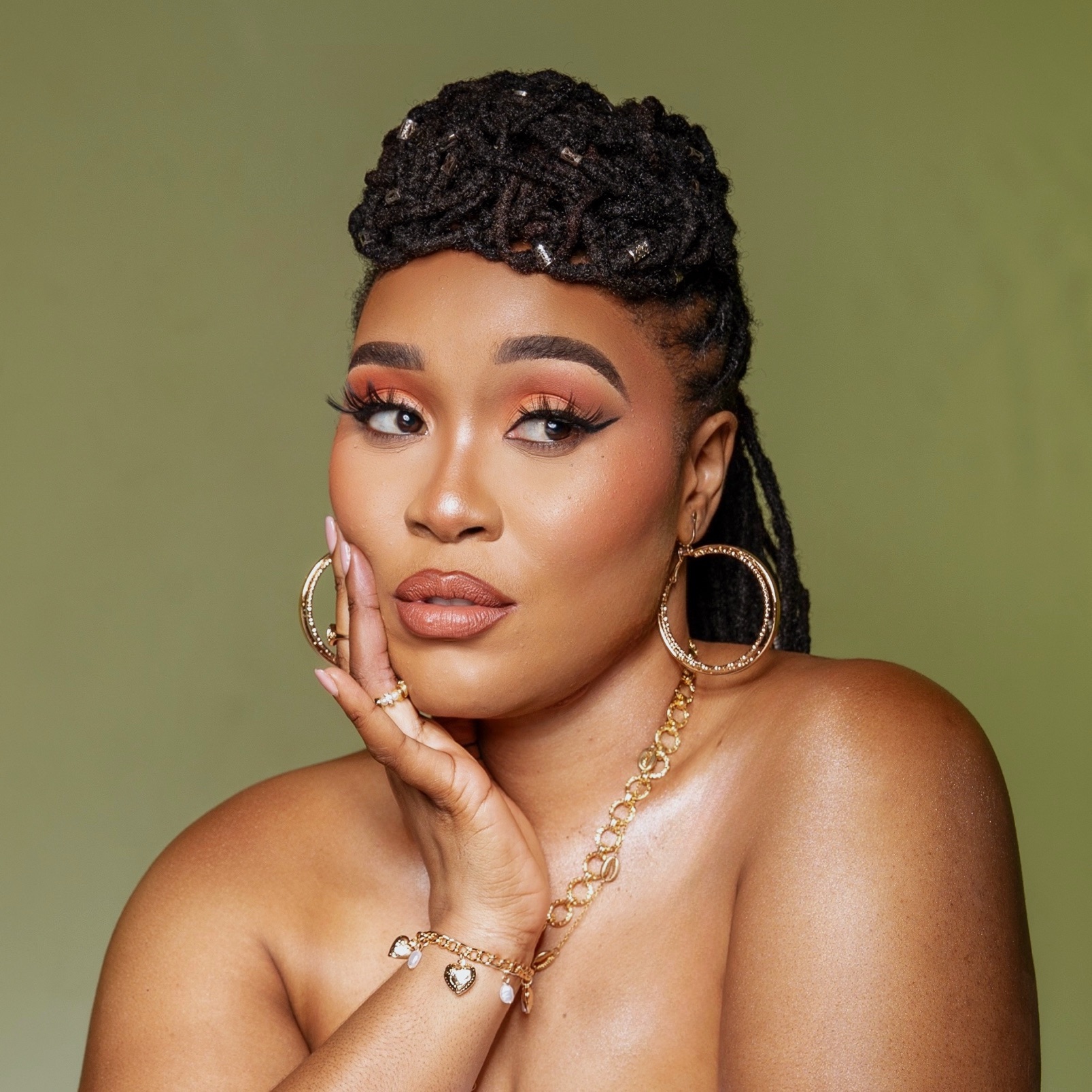 LADY ZAMAR DOUBLES DOWN ON HER SIGNATURE POP SOUND WITH “FIRST CLASS”
