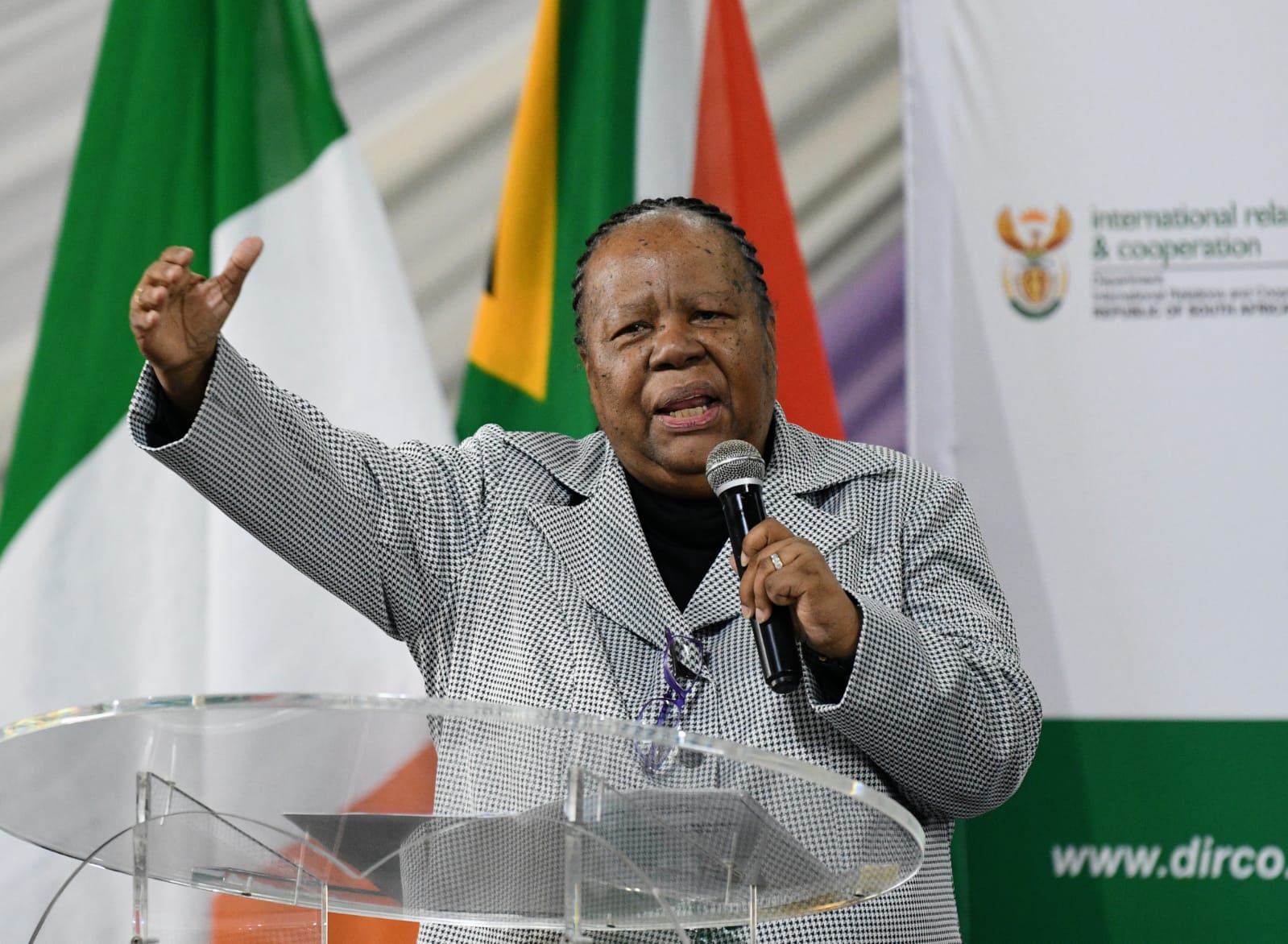 U-Naledi Pandor uzwakalisa ukukhathazeka ngenyuvesi yesiBhunu