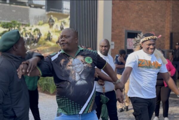 Abalandeli beMK bezama ukuvimba omunye wabaholi ukuthi angangeni ehhotela