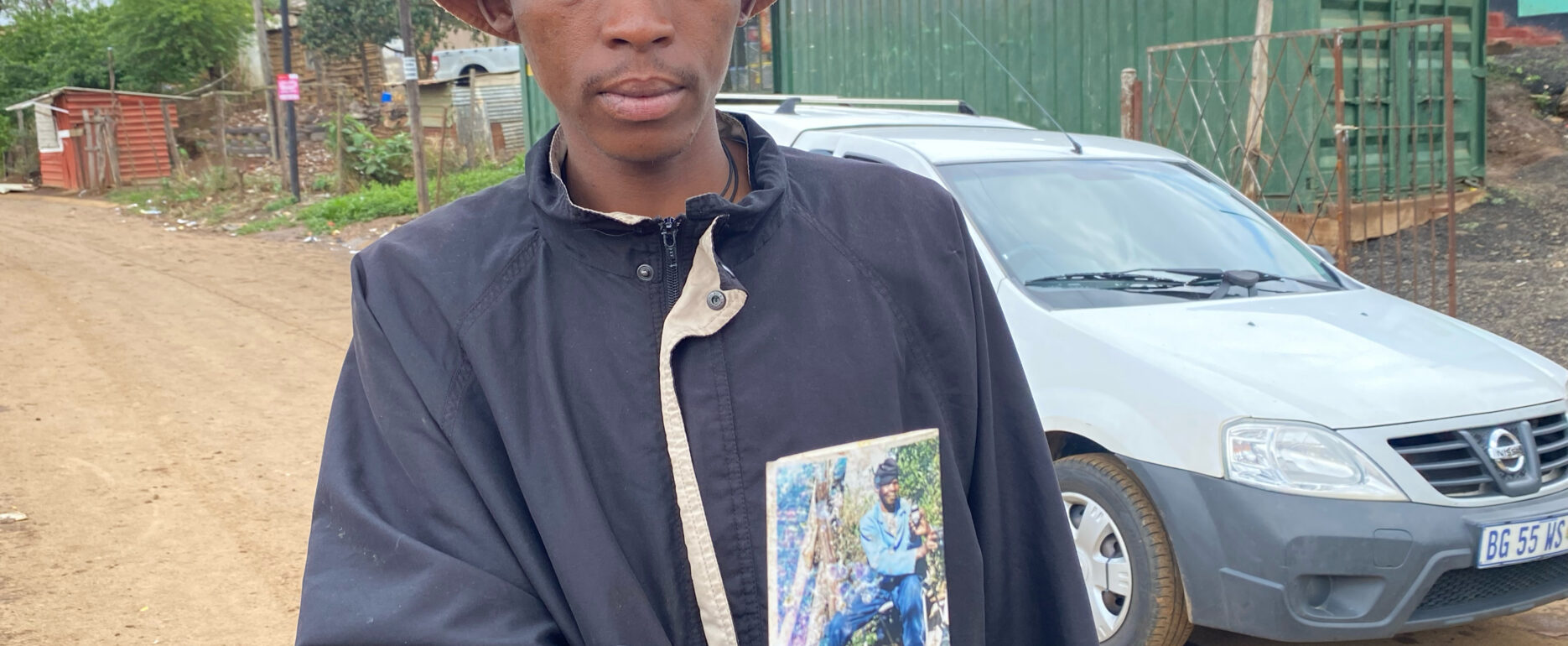 Isithombe sikaSiphosethu Nxumelo obecela usizo ngokuncwatshwa kukababa wakhe