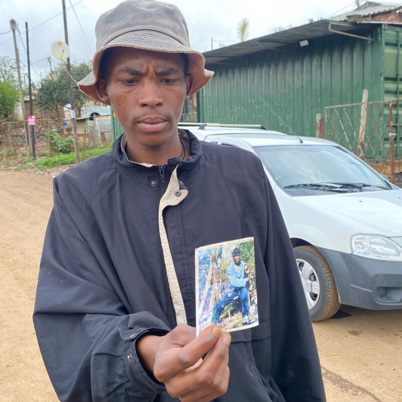 Isithombe sikaSiphosethu Nxumelo obecela usizo ngokuncwatshwa kukababa wakhe