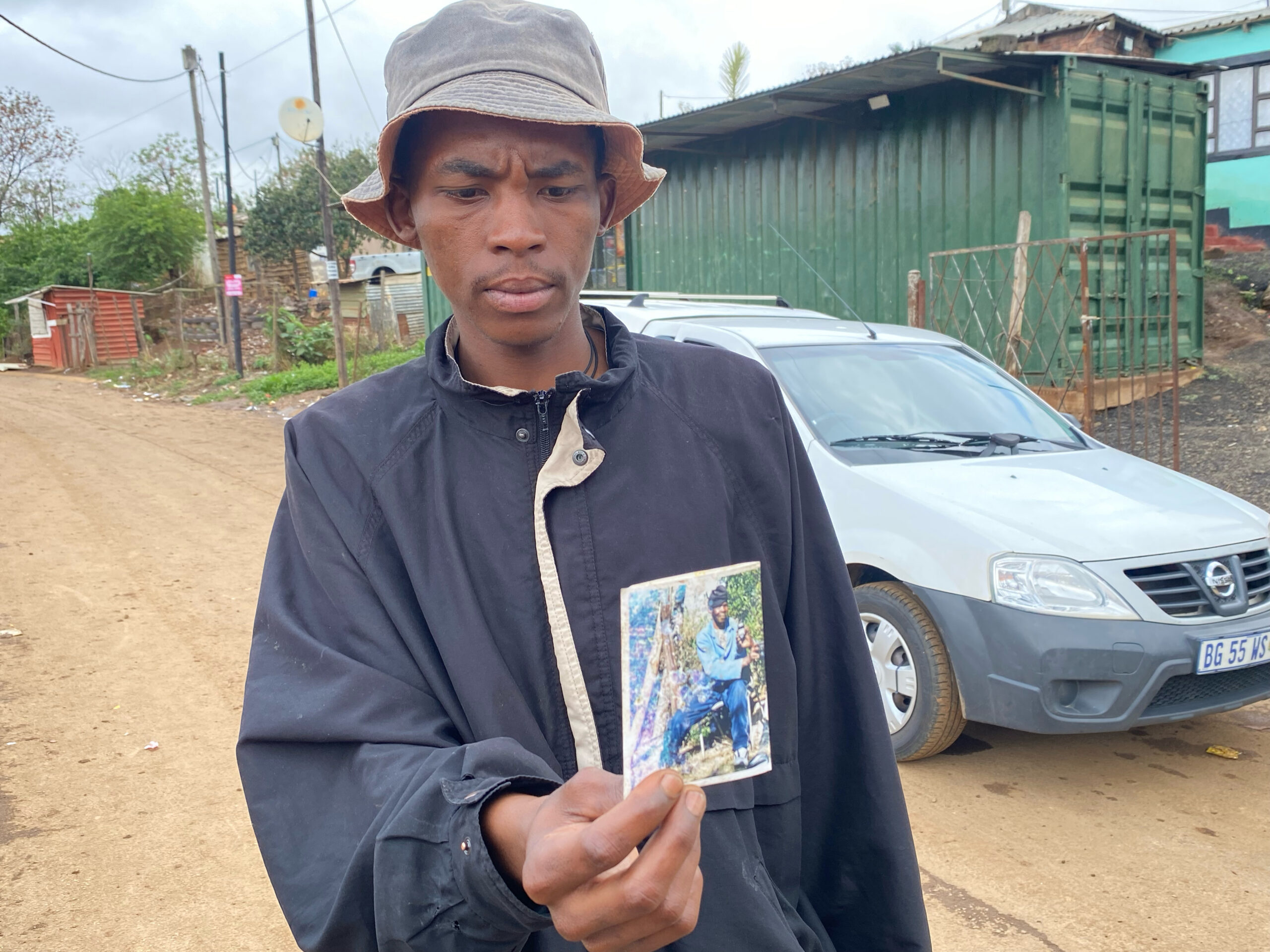 Usesizakele obecela usizo lokungcwaba ubaba wakhe.