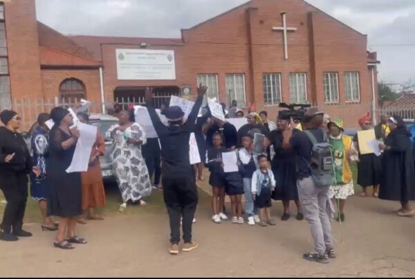 Umphakathi ubhikisha ngaphandle kwendlu yesonto