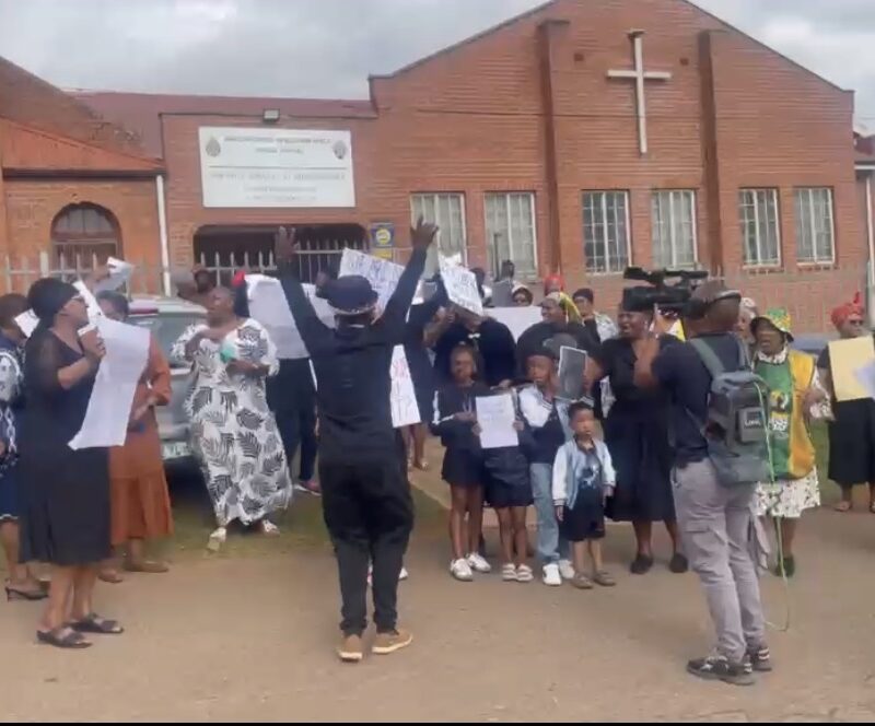 Umphakathi ubhikisha ngaphandle kwendlu yesonto